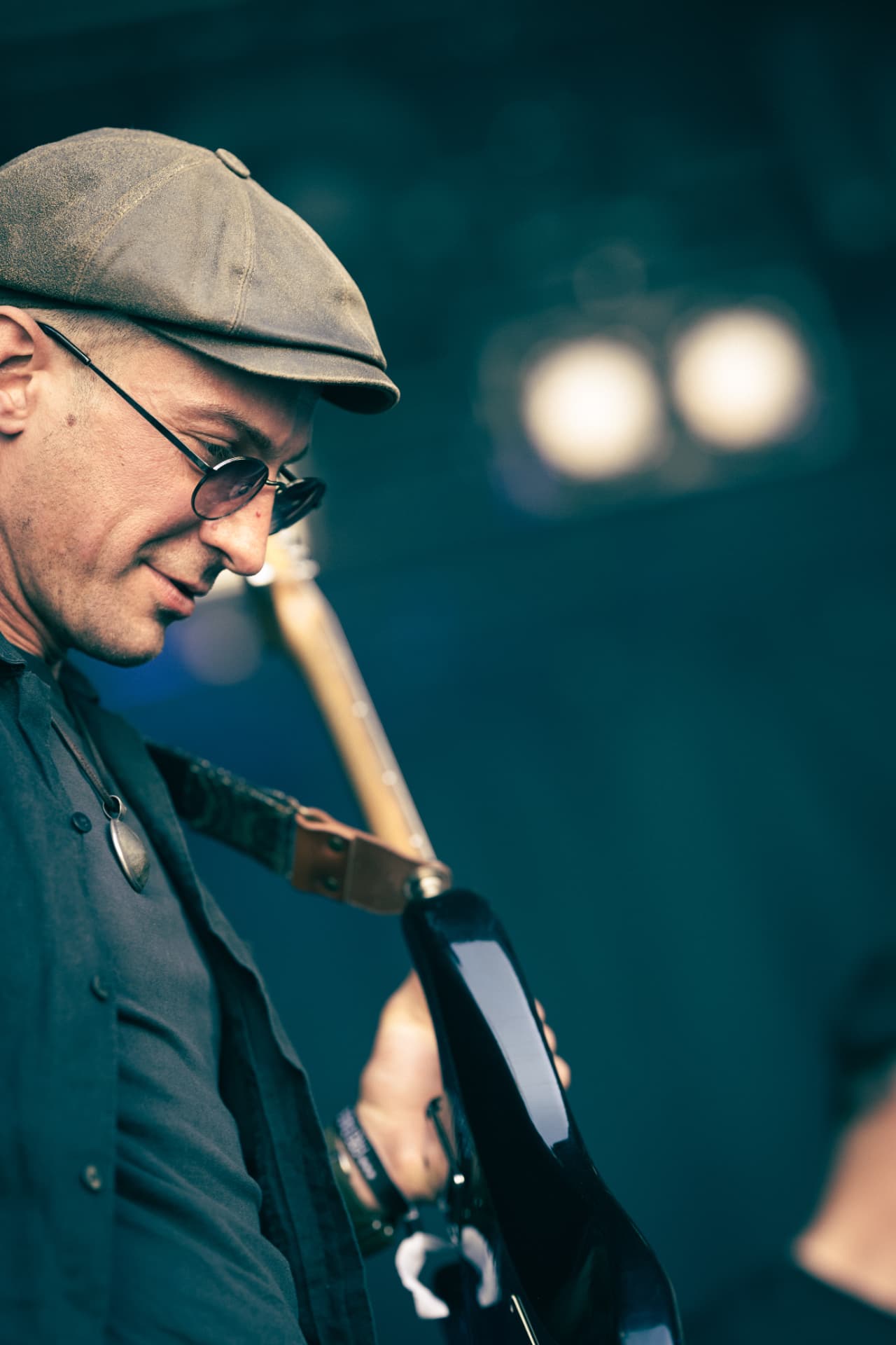 Gitarrist mit Cap im Profil