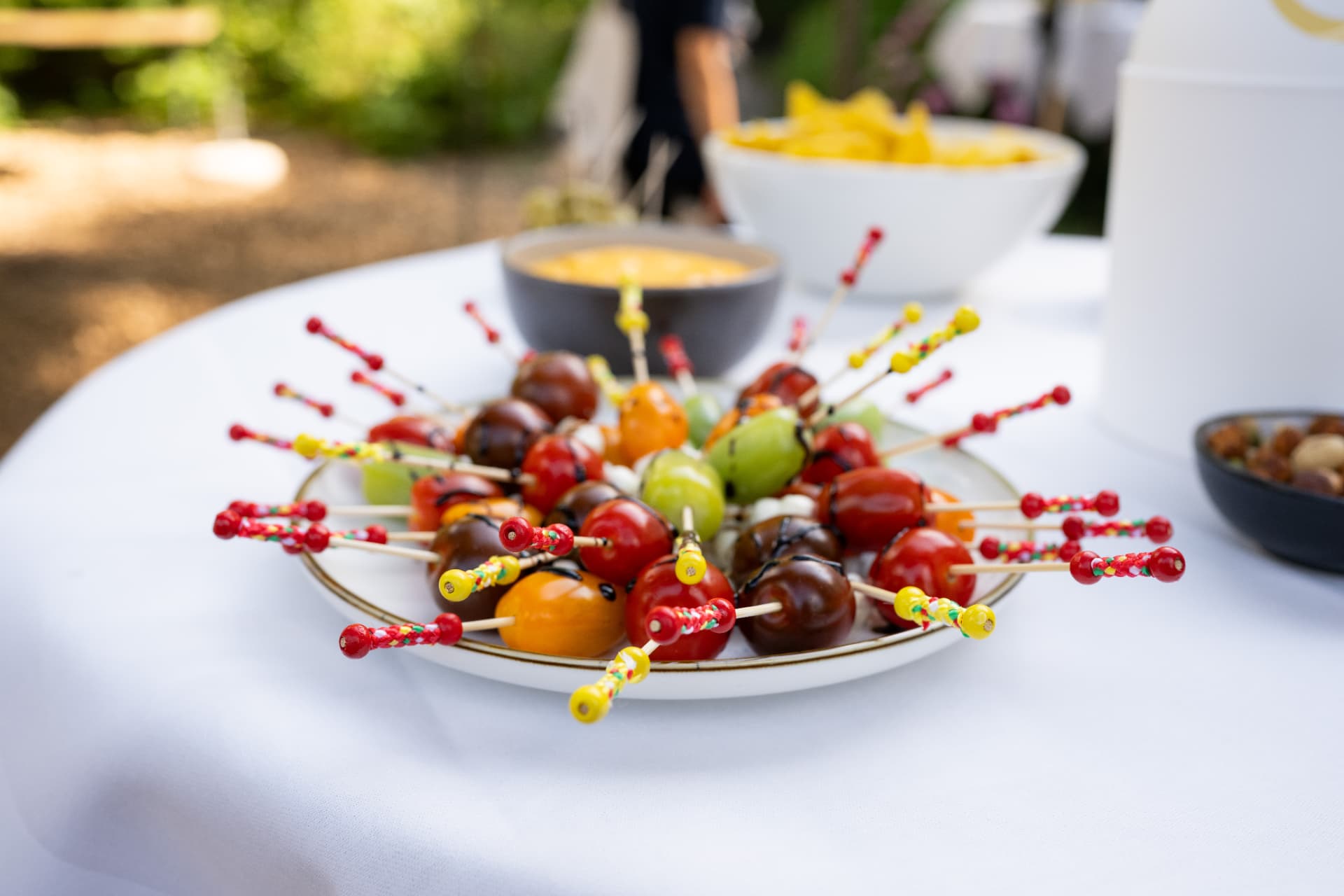 Häppchen mit Tomaten und Weintrauben auf dem Apéro-Tisch