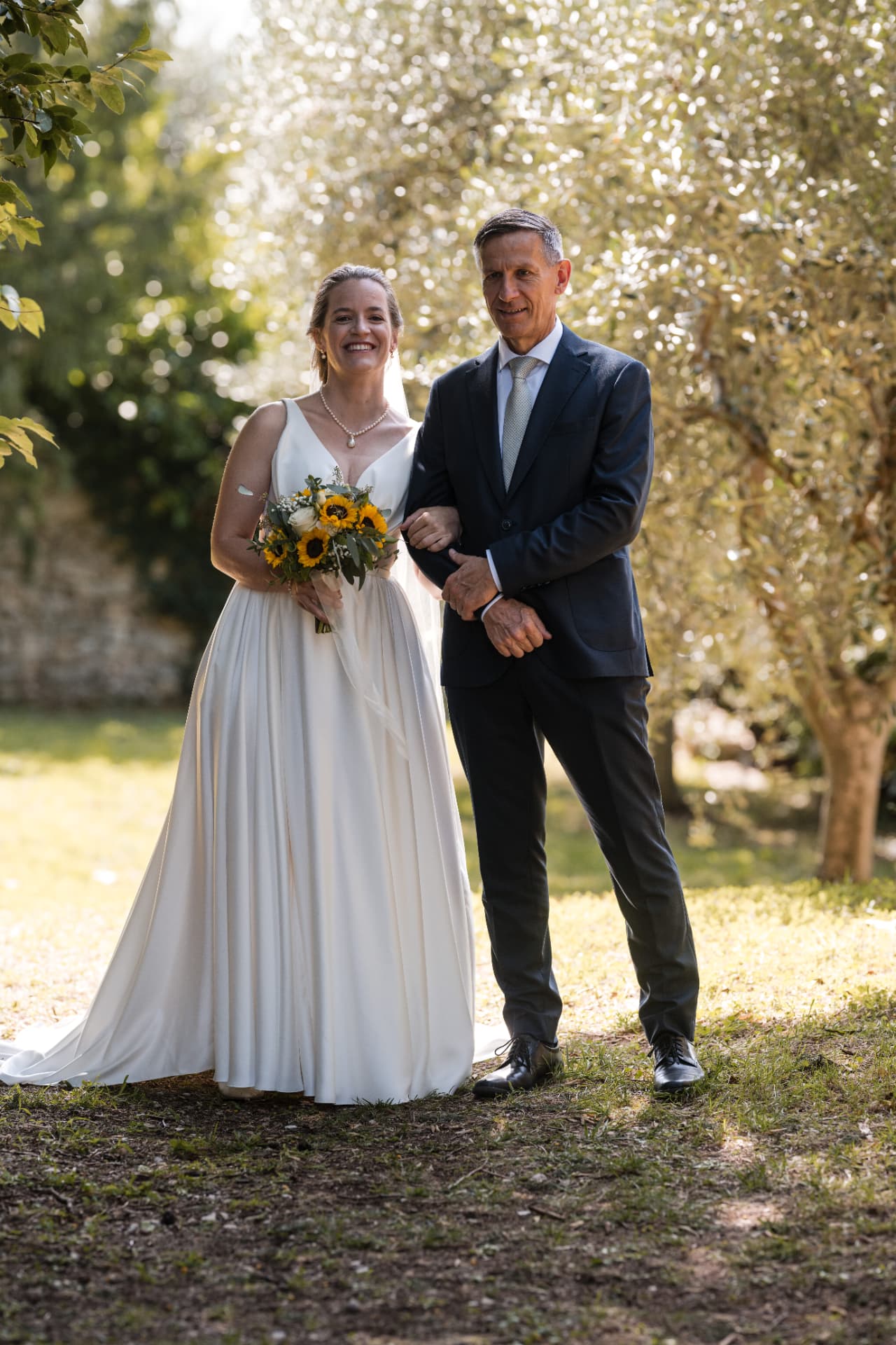 Braut mit ihrem Vater vor der Trauung