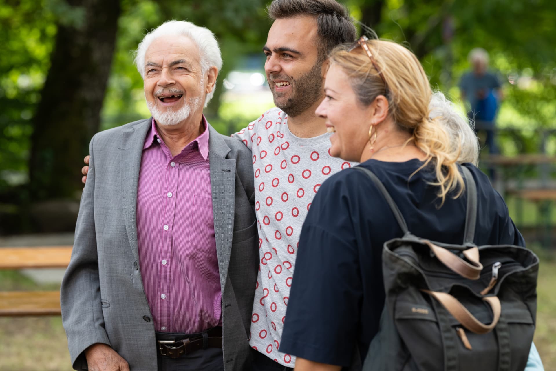 Gäste lachen gemeinsam im Freien beim Jubiläum