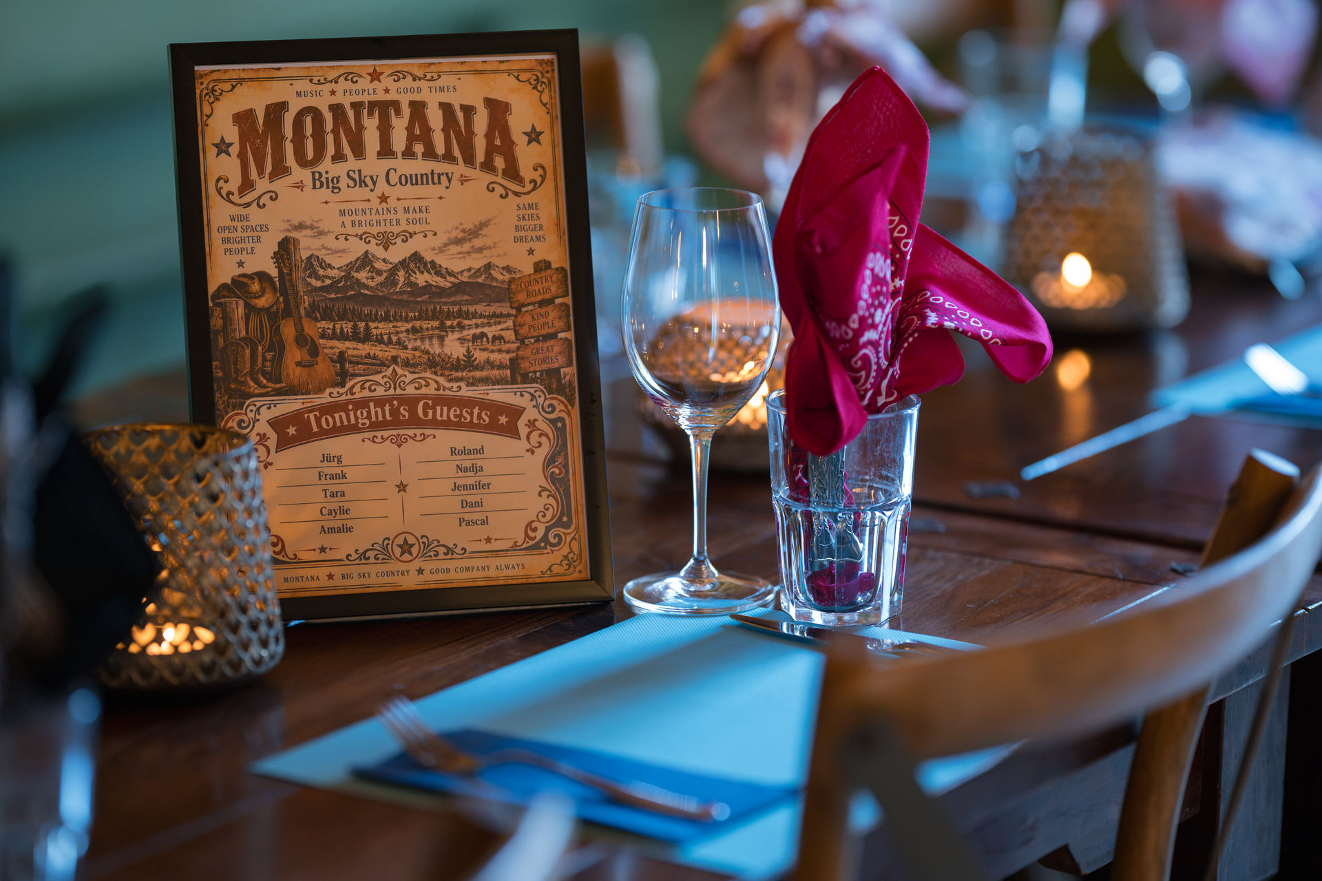 Gedeckter Tisch mit Tafel und rotem Bandana