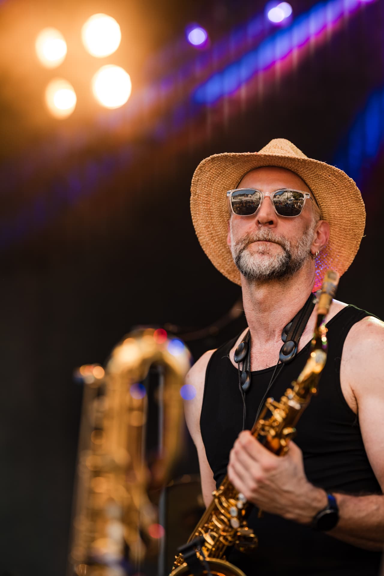 Saxophonist mit Strohhut und Sonnenbrille im Profil