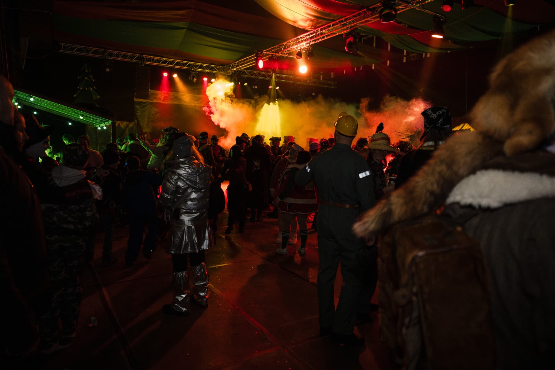 Nachtfeier im Festzelt mit Rauch und farbigem Licht