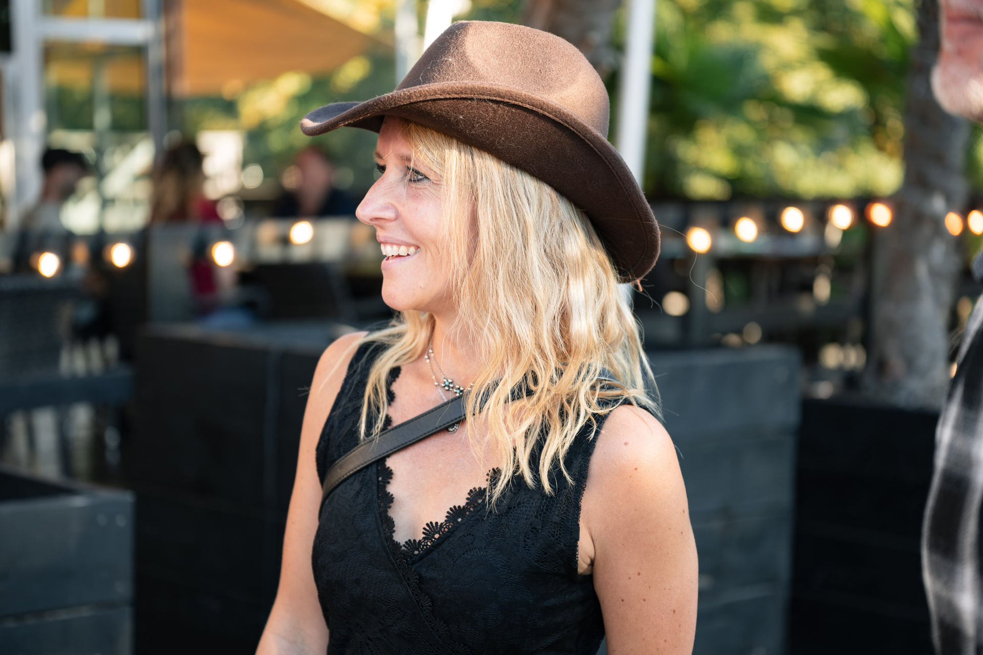 Gästin mit Cowboyhut im Abendlicht