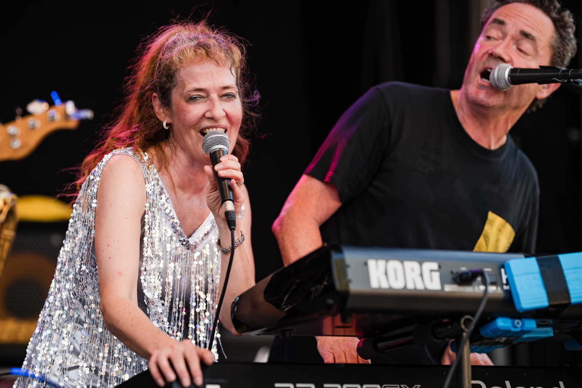 Sängerin am Mikrofon, Keyboarder im Hintergrund