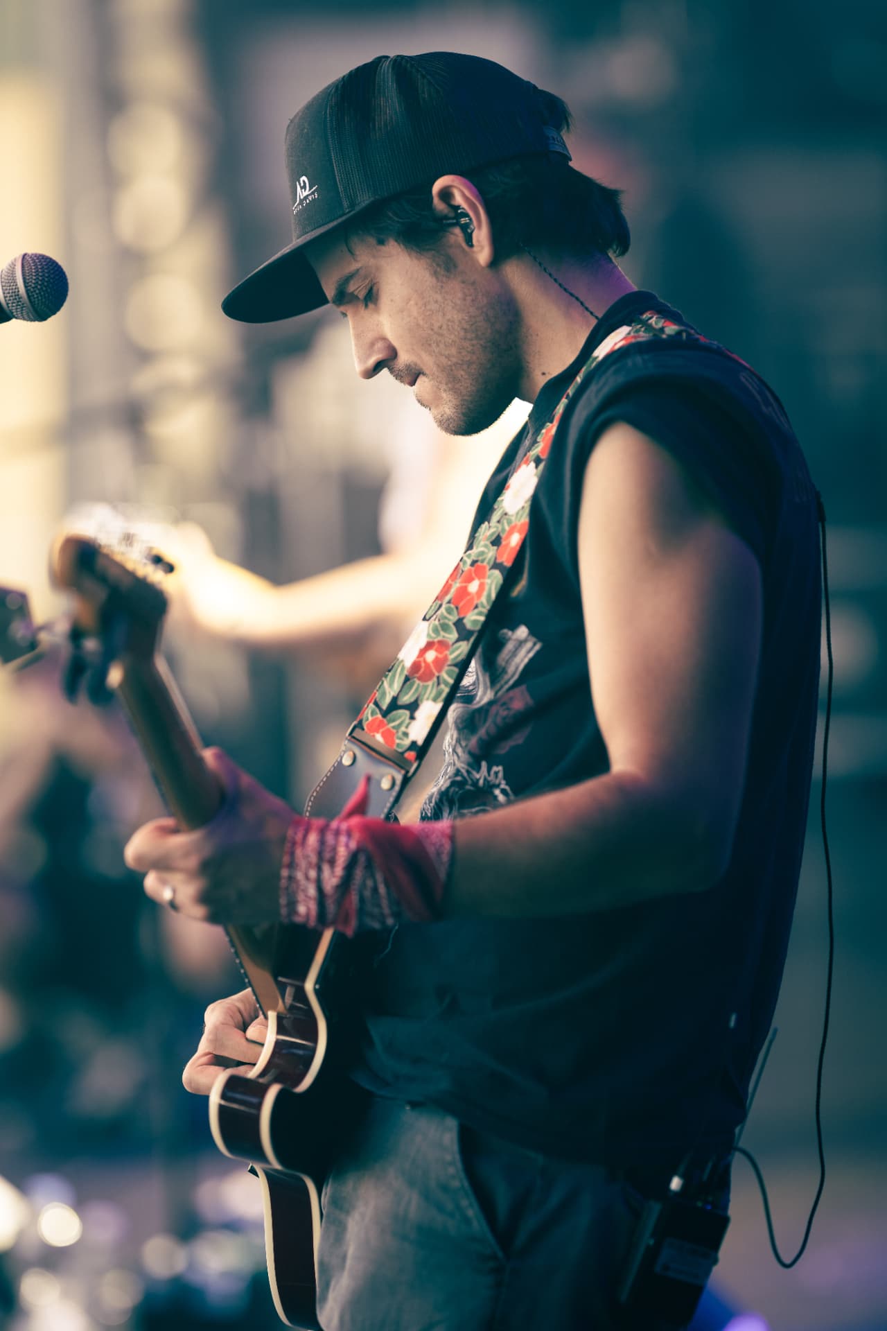 Gitarrist konzentriert an seiner Gitarre