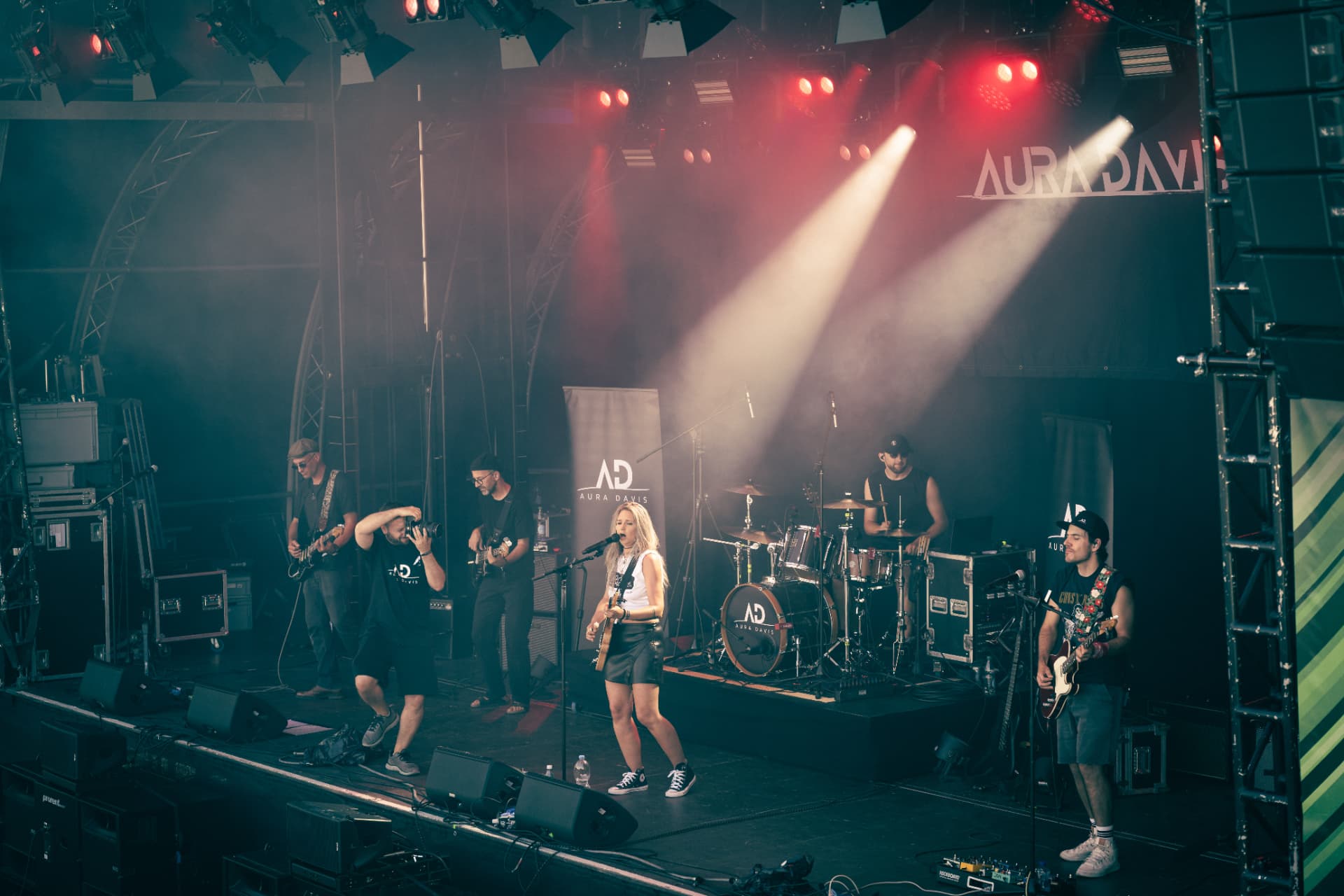 Aura Davis auf der Festivalbühne im roten Bühnenlicht beim Postplatzfestival in Appenzell