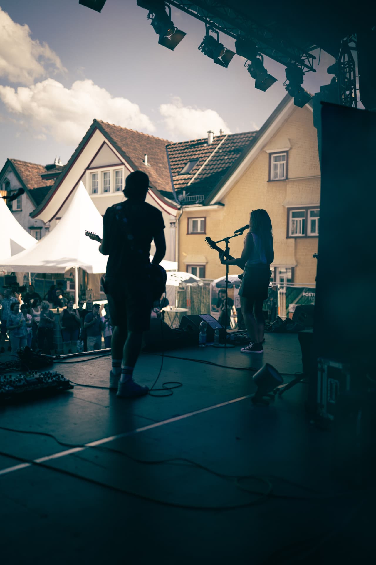 Silhouetten der Band im Abendlicht