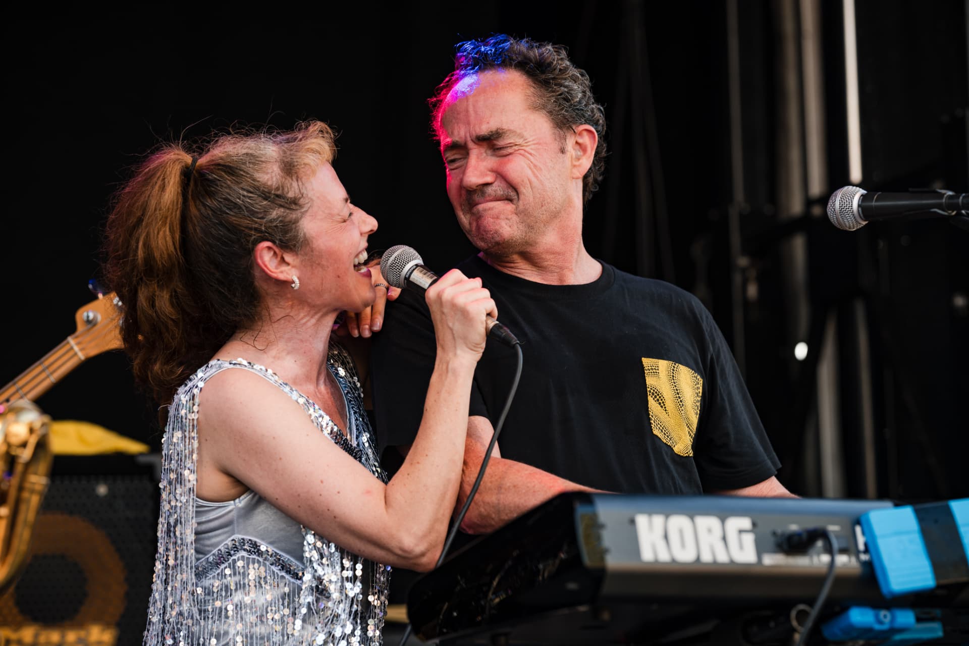 Sängerin und Keyboarder teilen sich ein Mikrofon