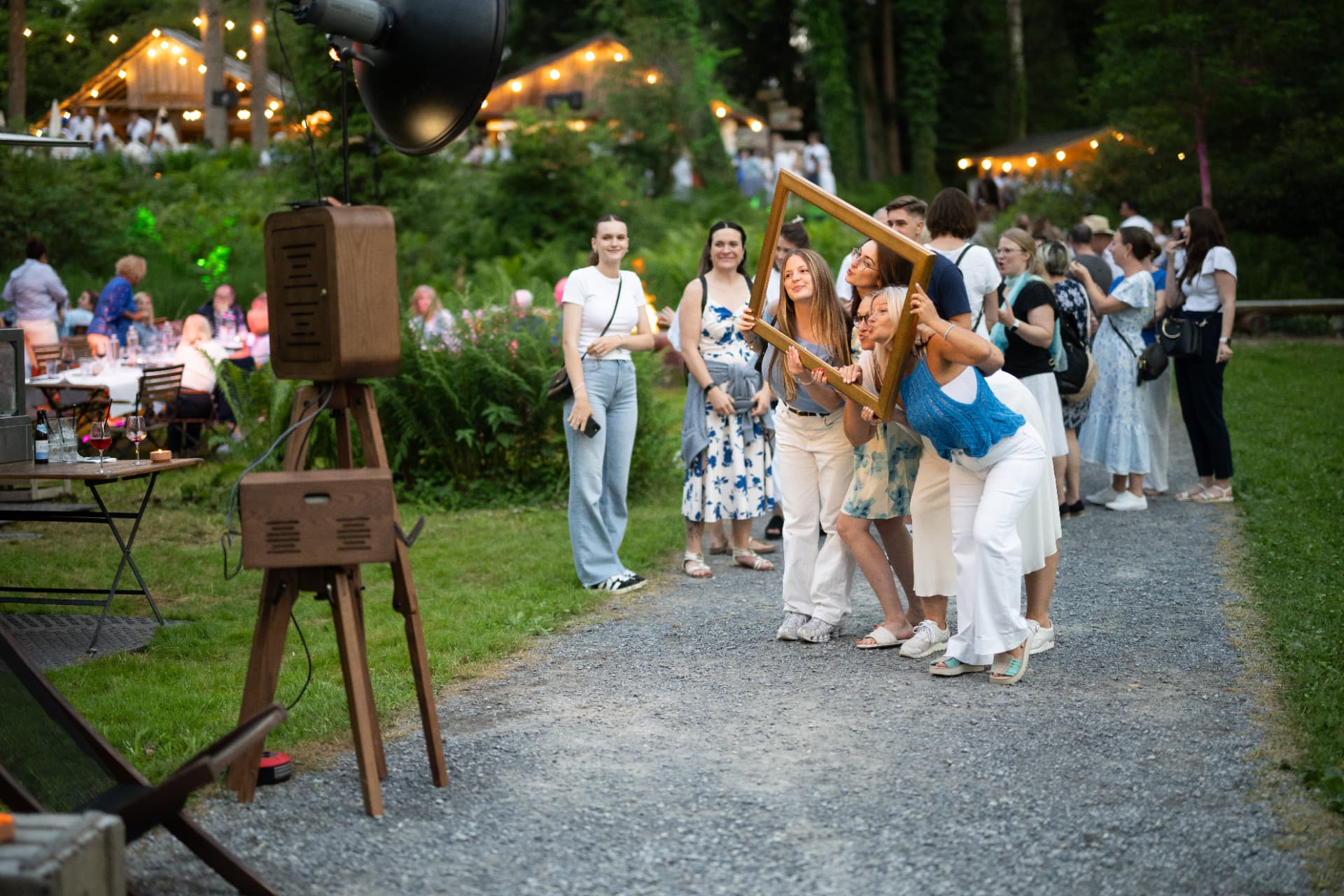 Gruppe posiert mit Bilderrahmen an der Fotobox