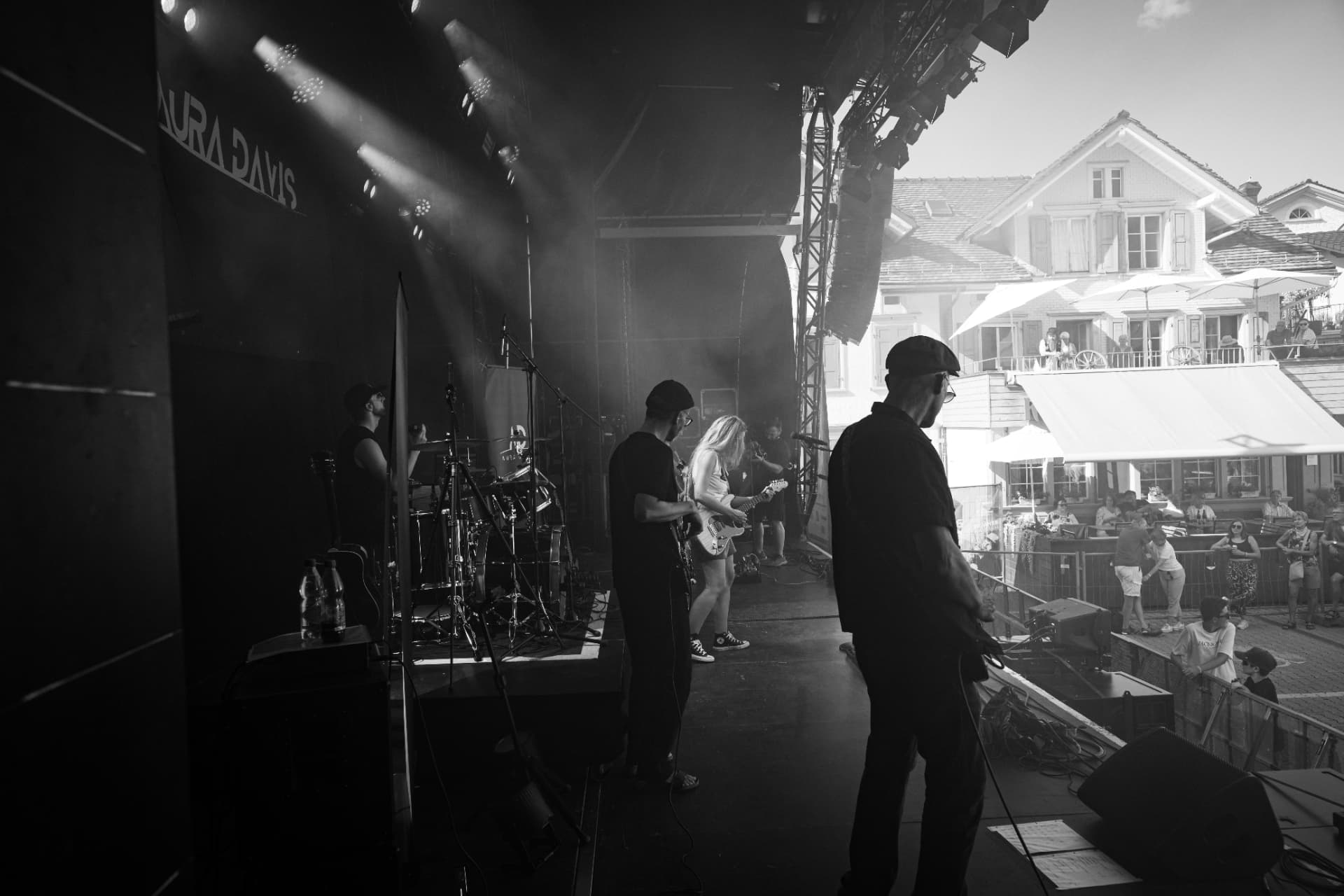 Band vor Festzelt und Publikum, Schwarzweiss