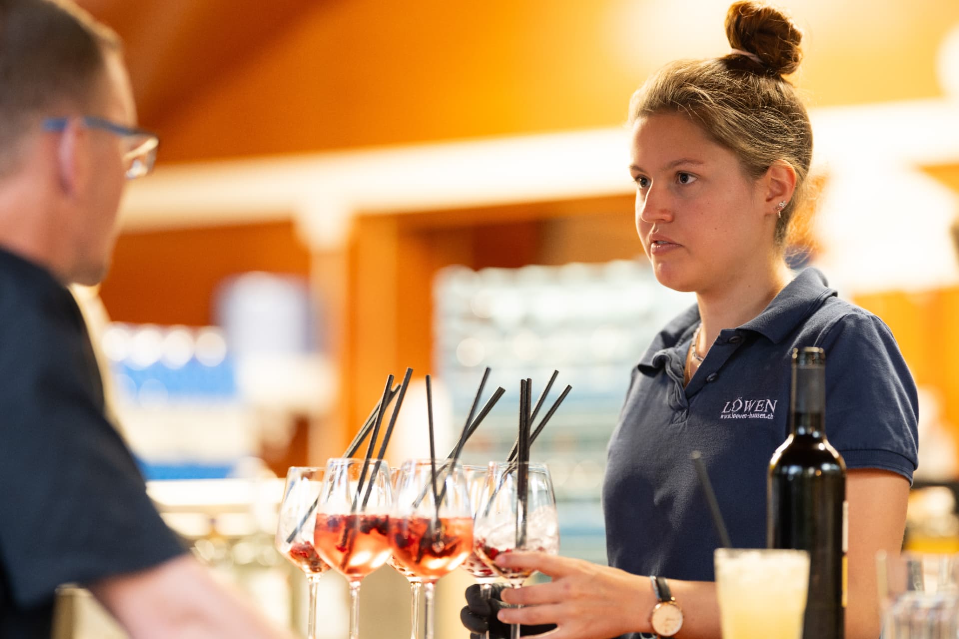Barmaid des Restaurant Löwen an der Bar mit Aperitif-Gläsern