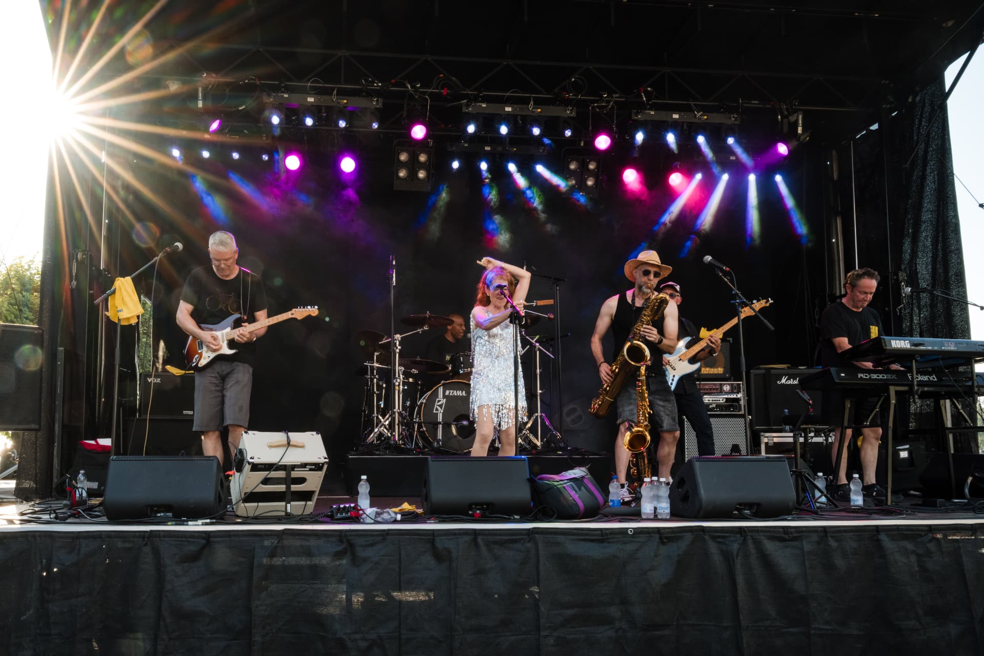 Grooveline bei vollem Bühnenlicht am Seefest Zug, im Gegenlicht der untergehenden Sonne