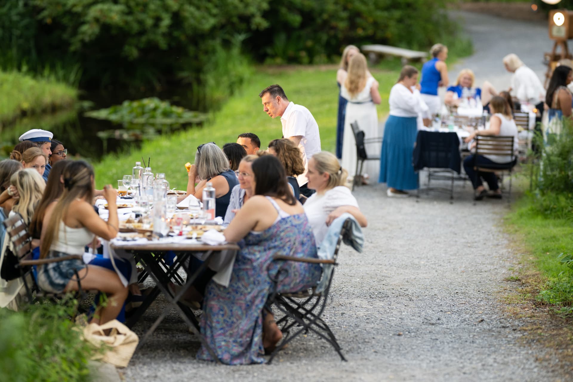Gemeinsames Abendessen am Teich beim Sommerfest