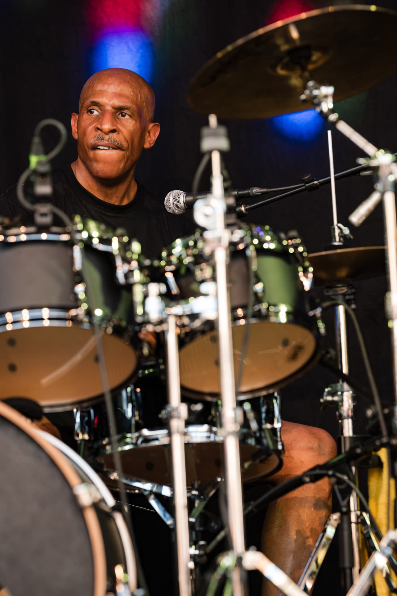 Schlagzeuger hinter dem Drumset