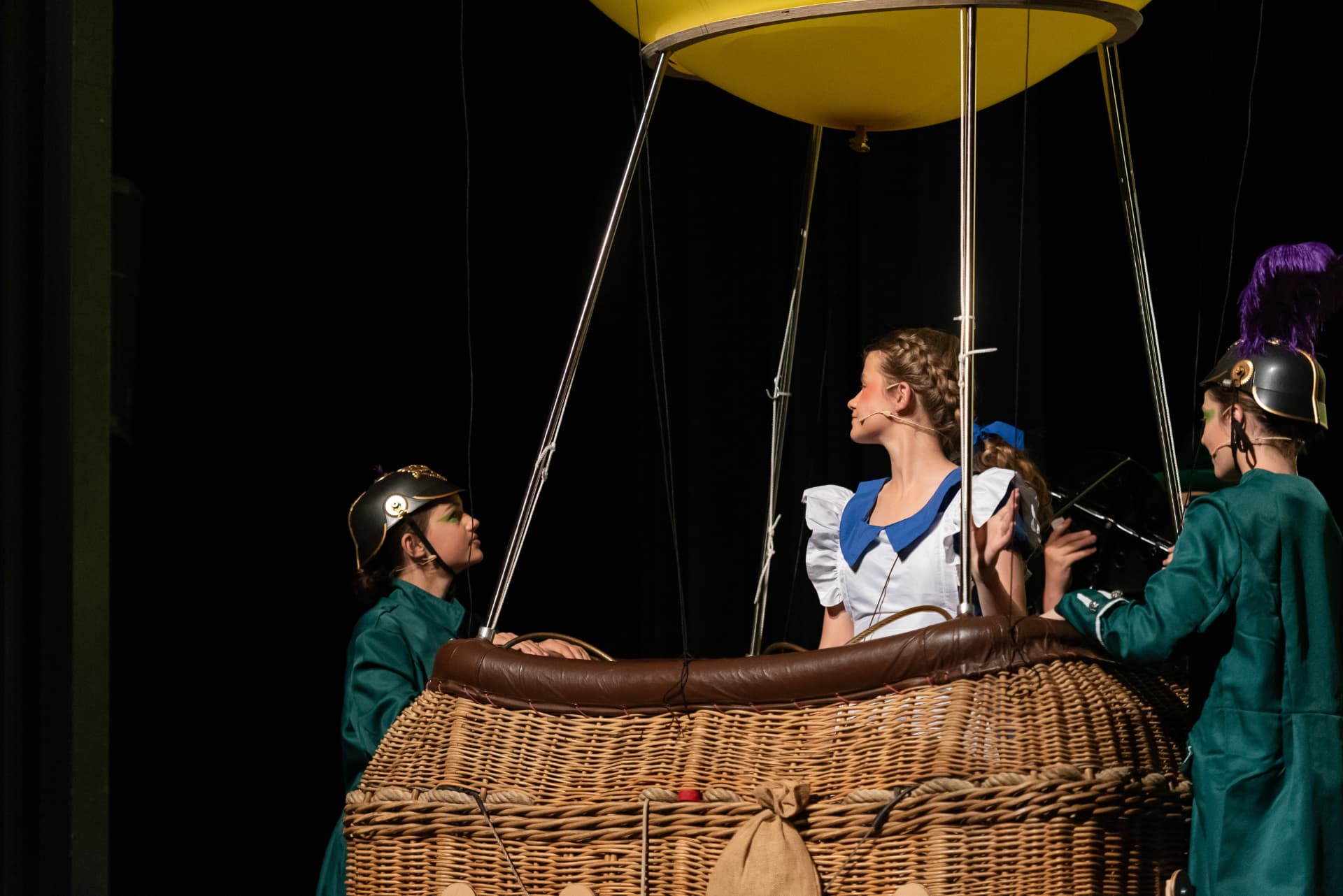 Dorothy im Heissluftballonkorb, begleitet von Wachen der Smaragdstadt