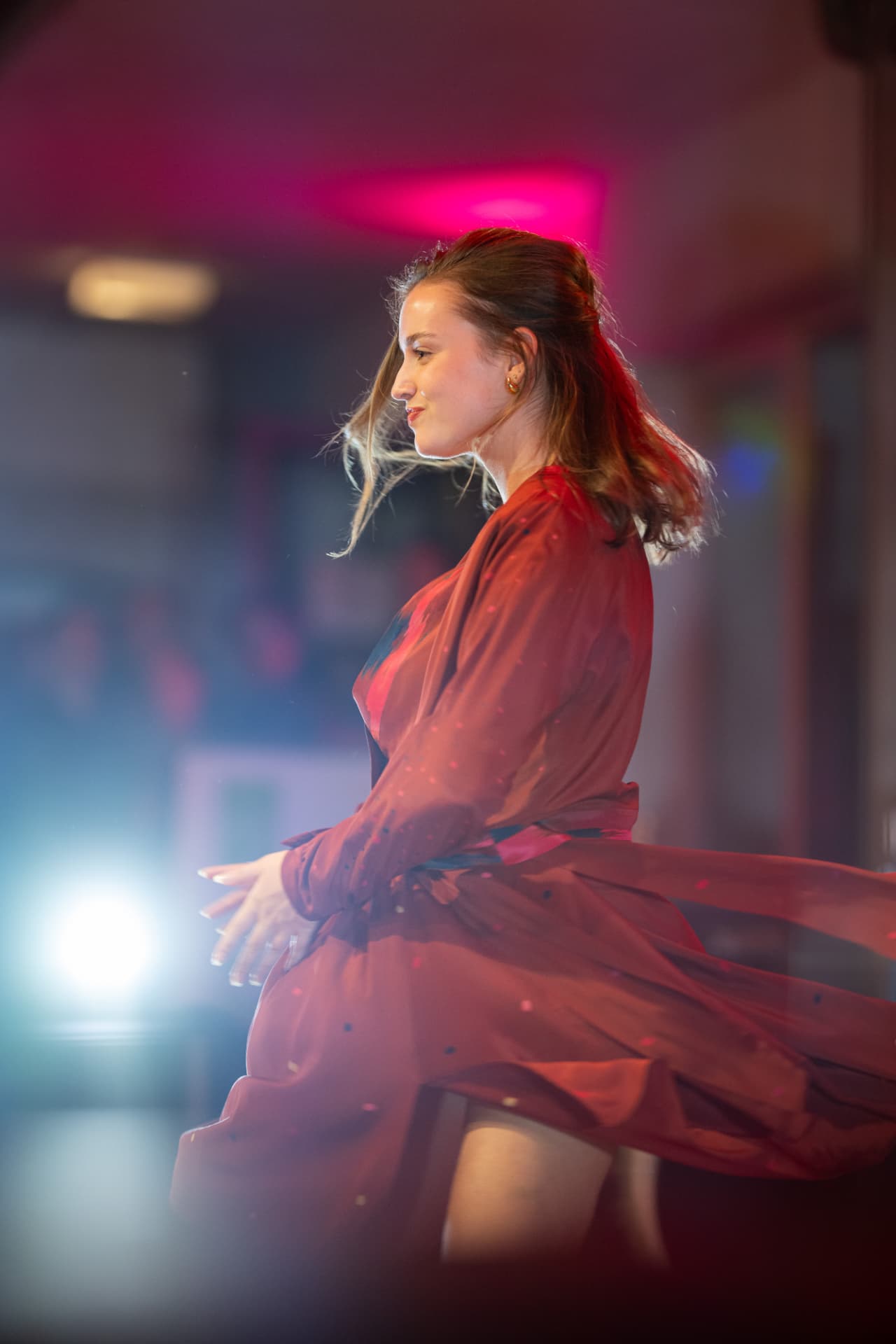 Model in rotem Kleid im Licht der Abendsonne