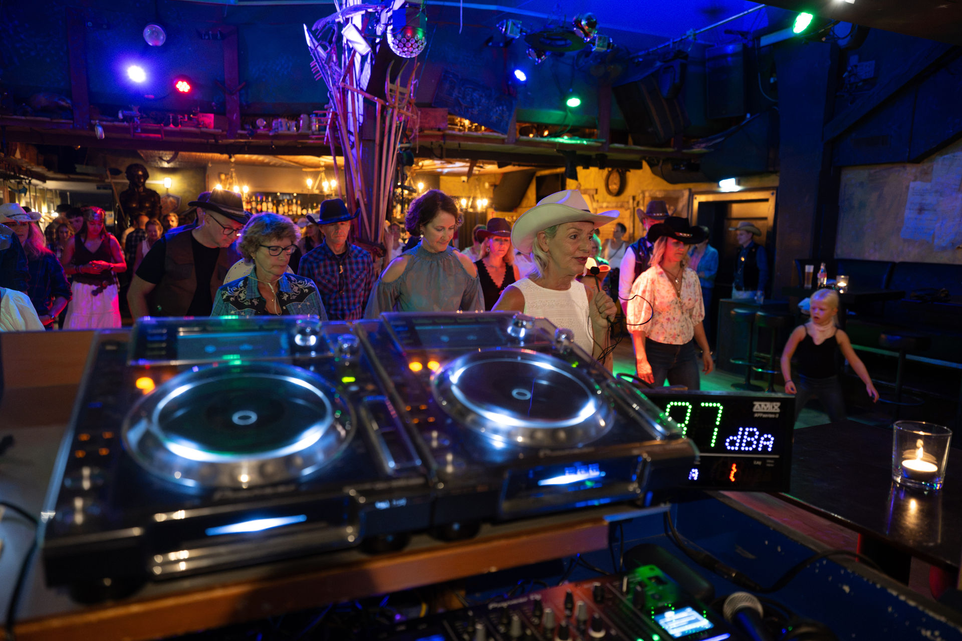 DJ-Pult vor tanzendem Publikum