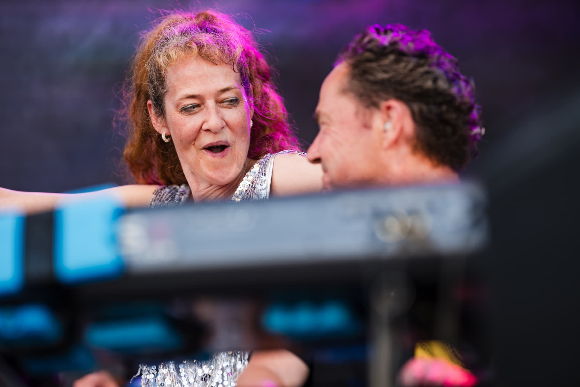 Sängerin und Keyboarder im Gespräch am Keyboard
