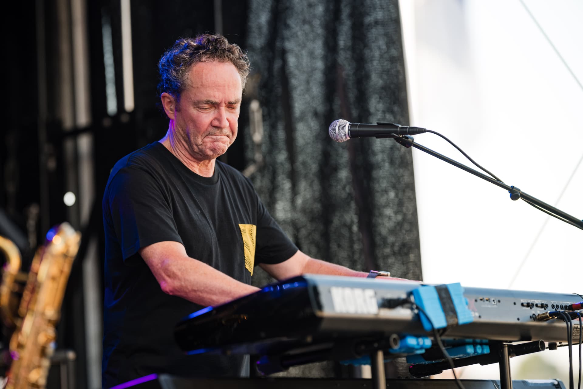 Keyboarder konzentriert am Keyboard im Abendlicht