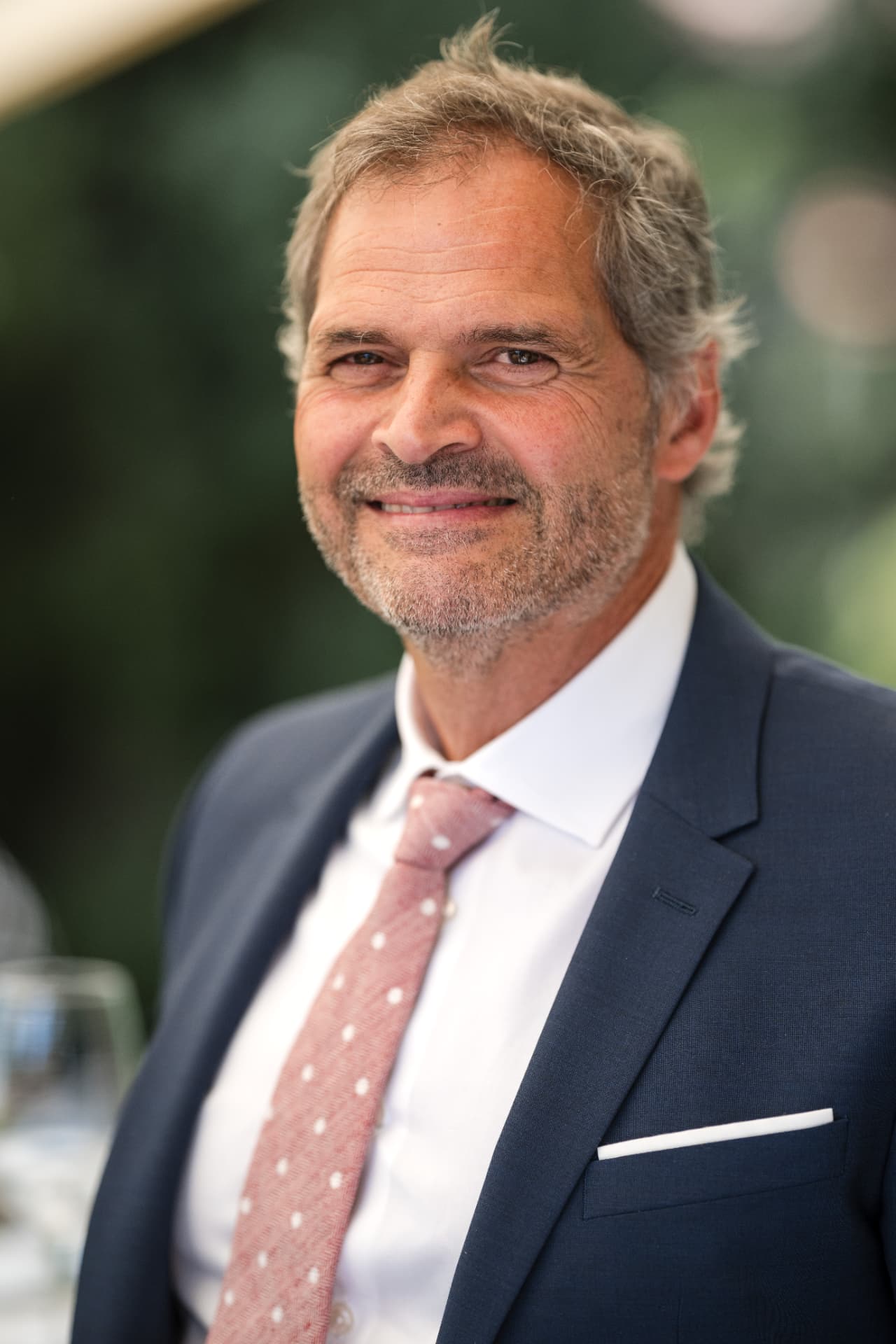 Portrait eines Gastes im Blau- und Rosaton