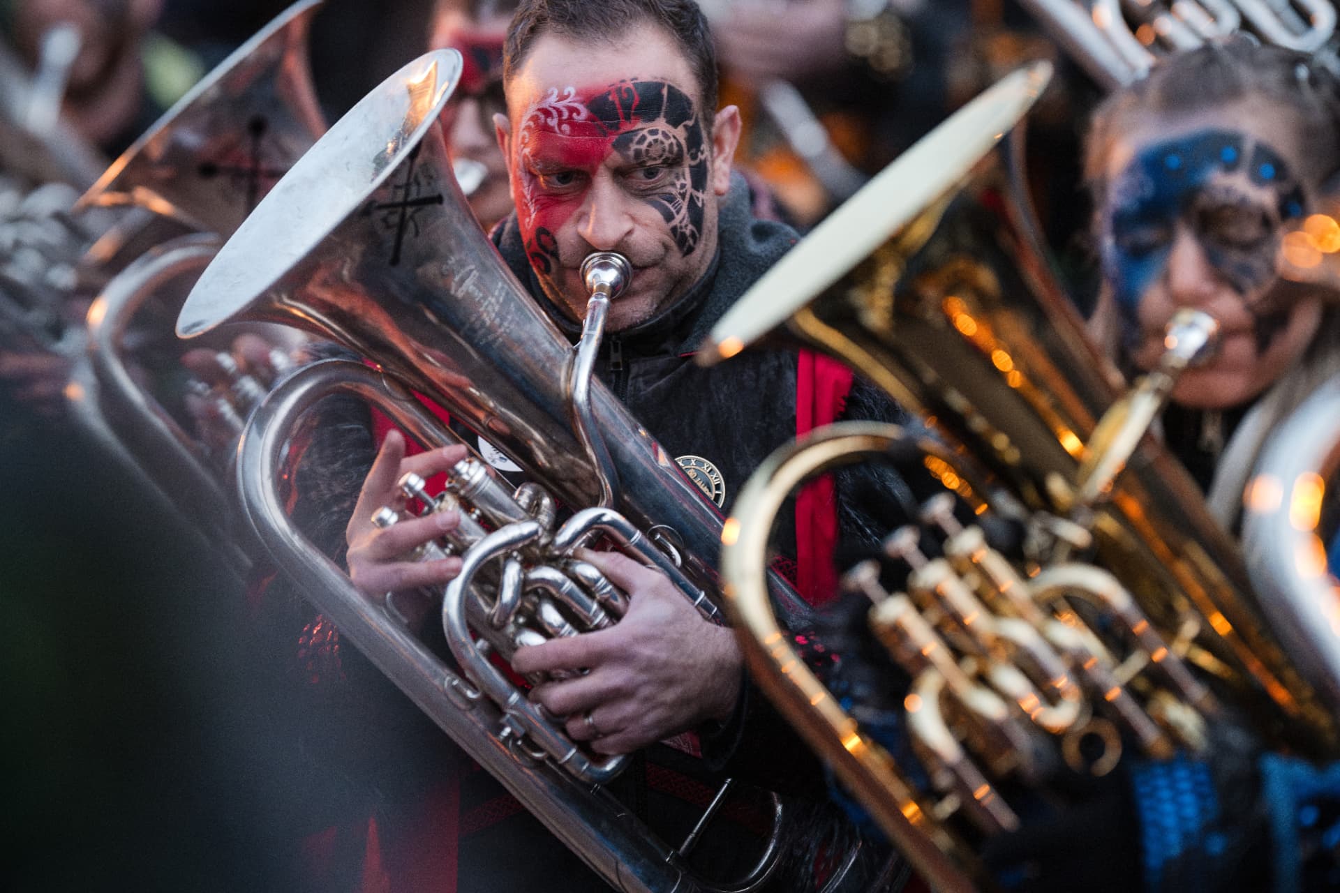 Guggenmusiker mit bemaltem Gesicht an der Tuba beim Gugiläum in Ballwil