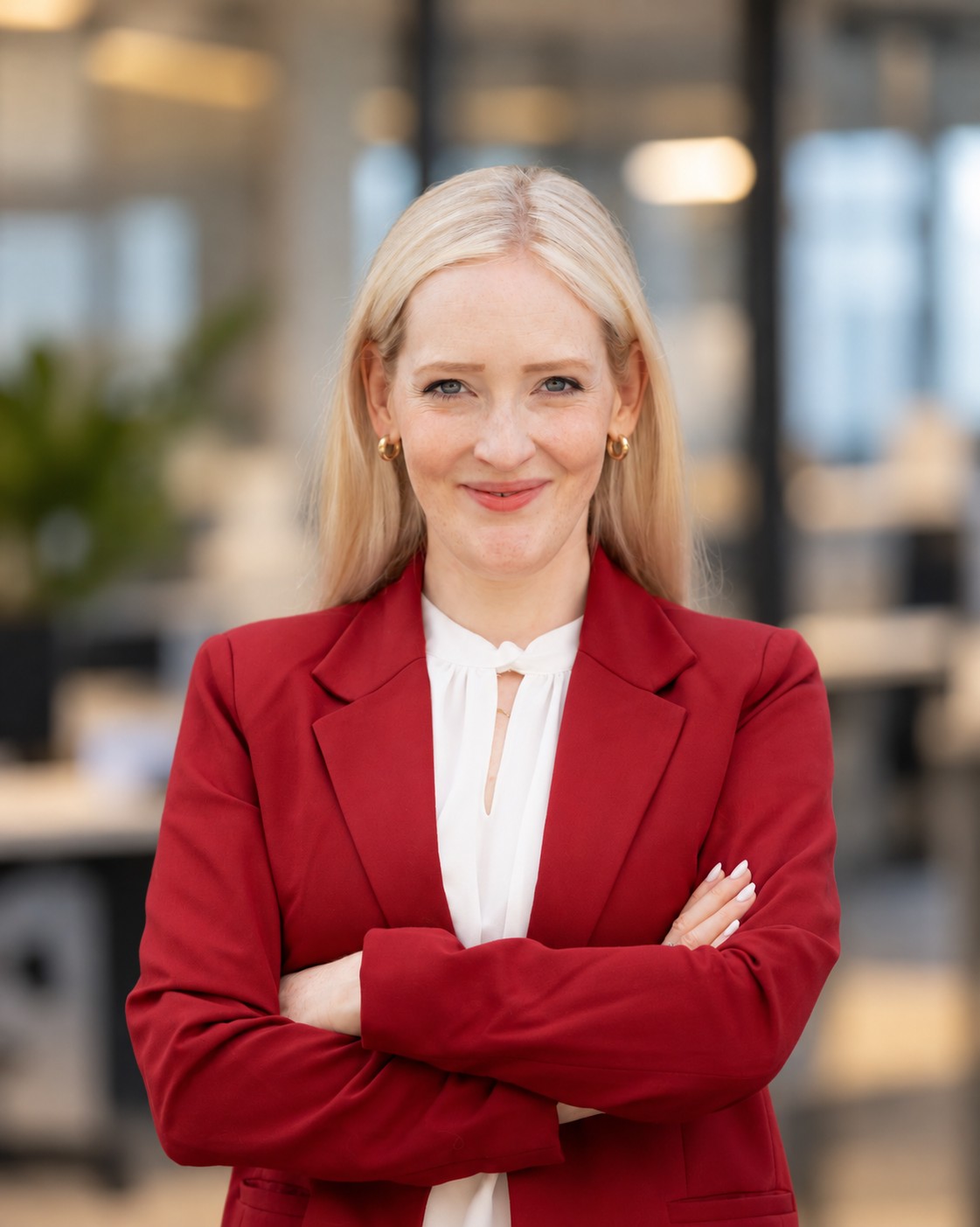 Portrait einer Mitarbeiterin im modernen Büro