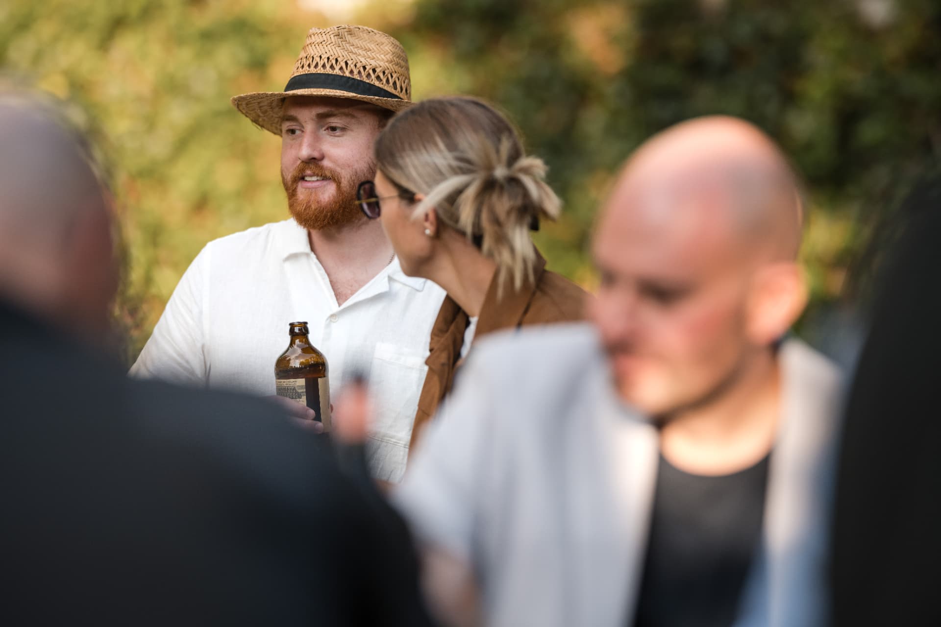 Gast mit Bier beim Apéro im Grünen