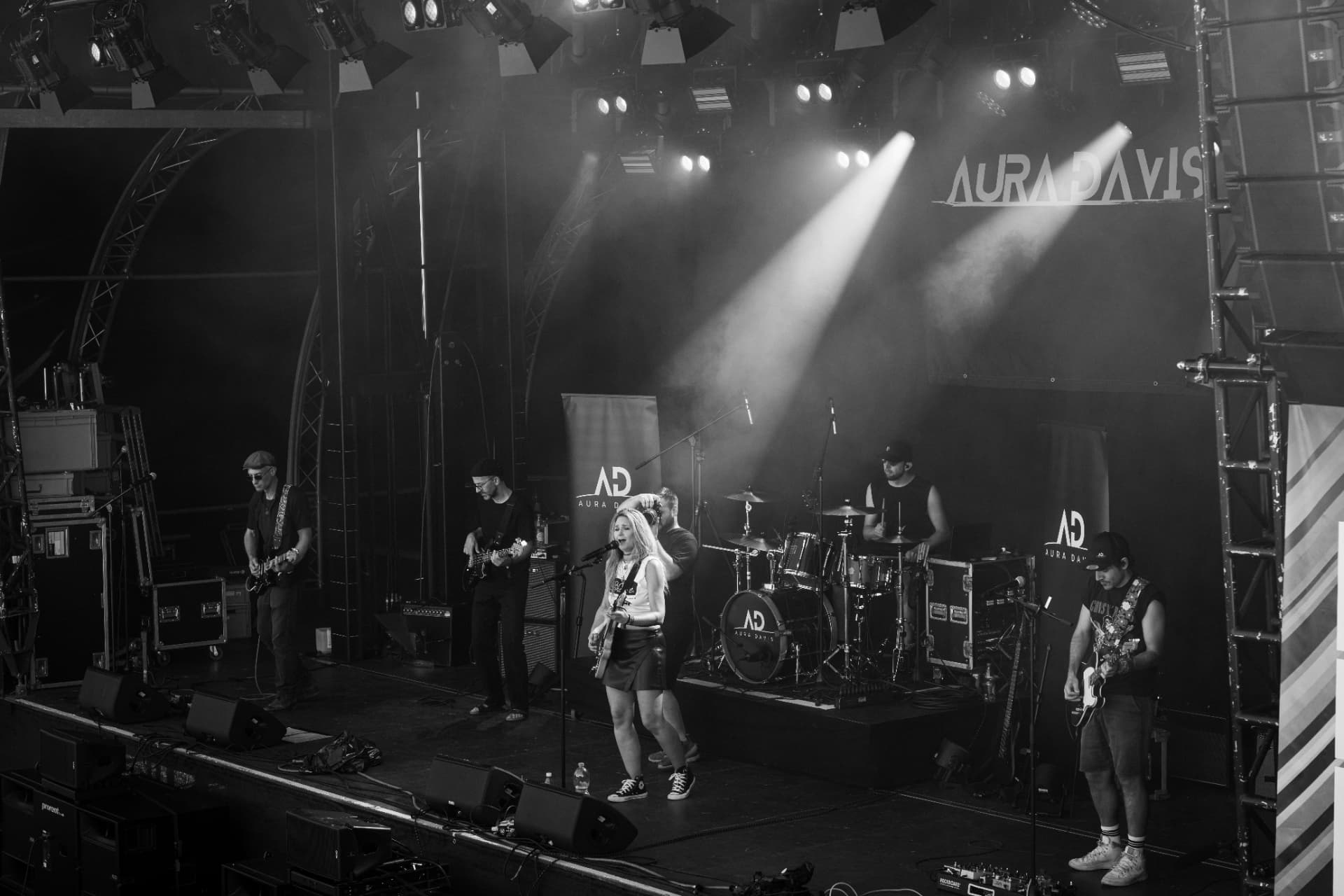 Band bei voller Bühnenbeleuchtung, Schwarzweiss