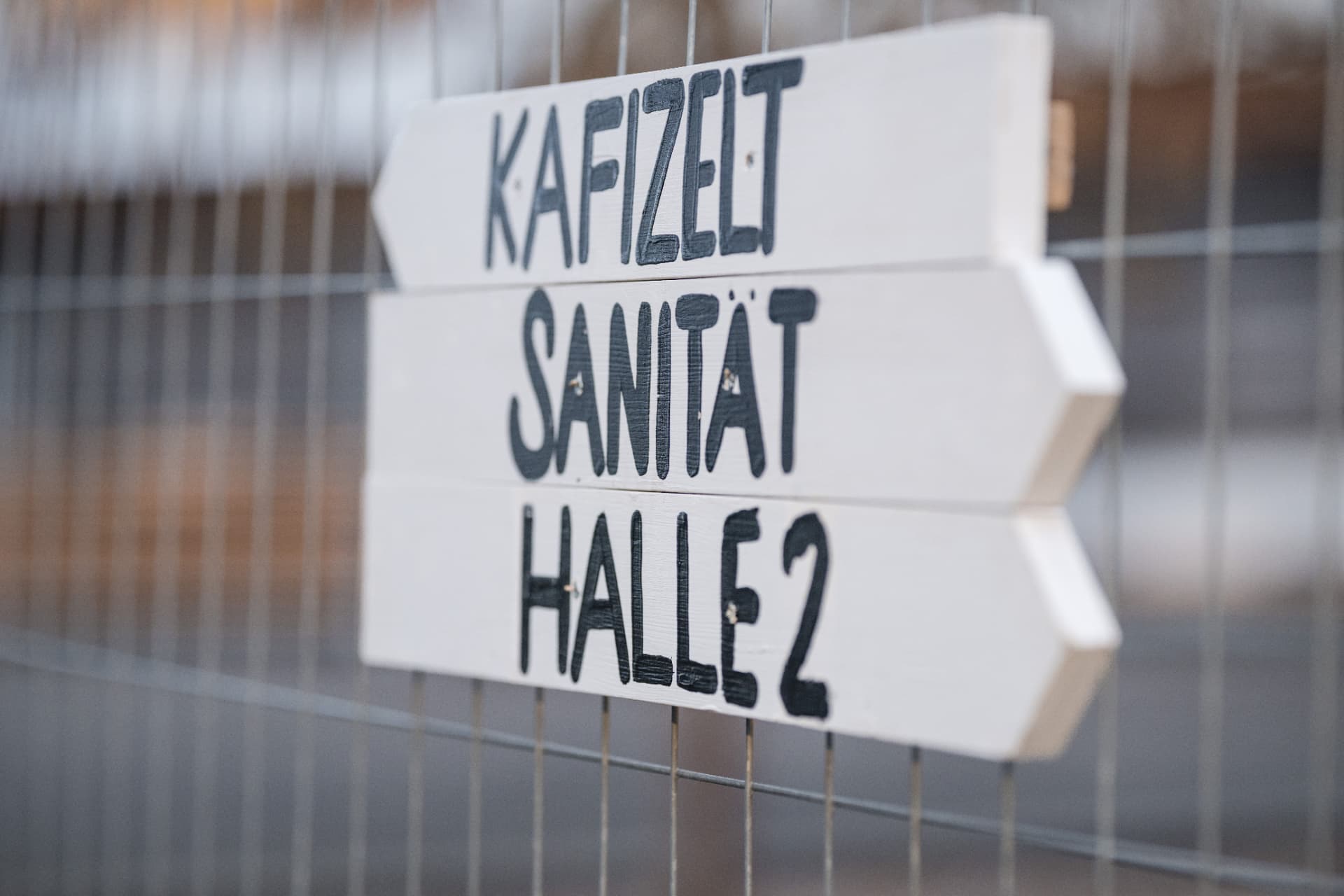 Handgemachtes Wegweiserschild am Fasnachtsanlass