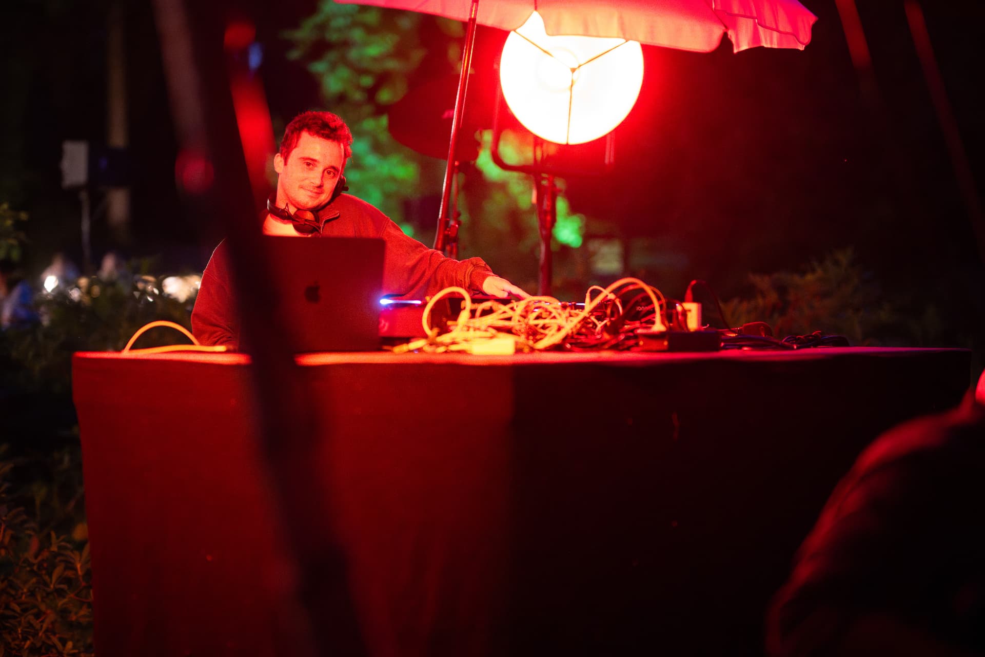 DJ am Mischpult im roten Licht