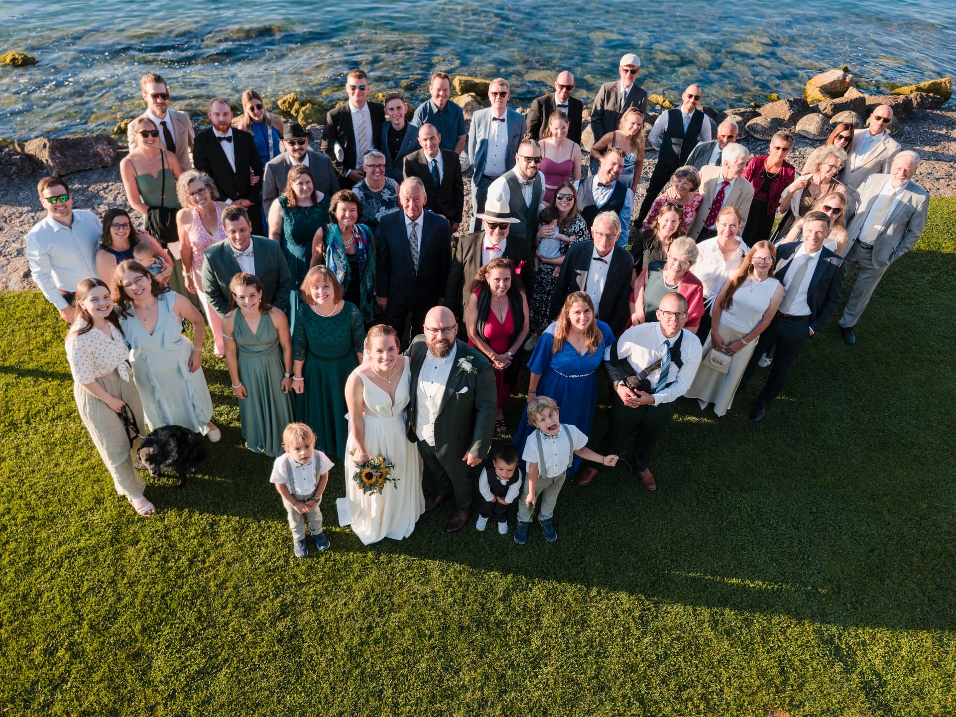 Gruppenfoto der ganzen Hochzeitsgesellschaft von oben