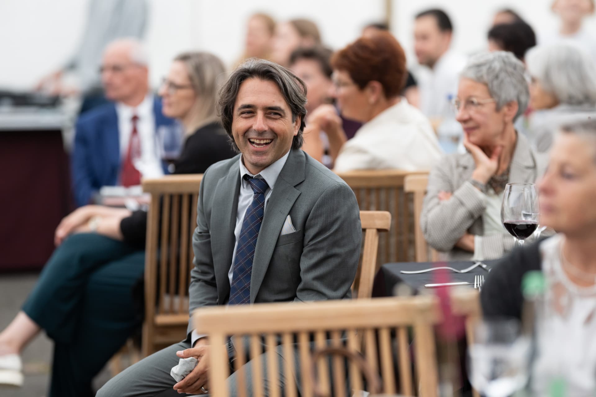 Lachender Gast beim Festessen