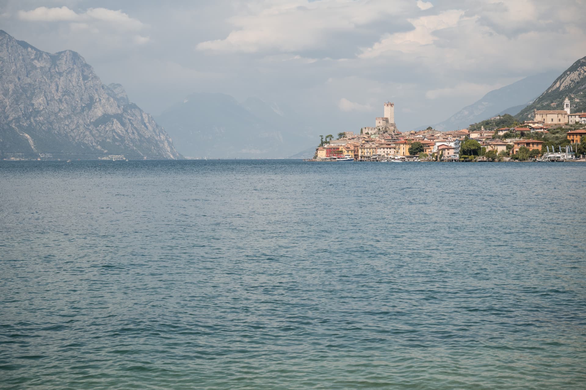 Blick über den Gardasee auf Malcesine