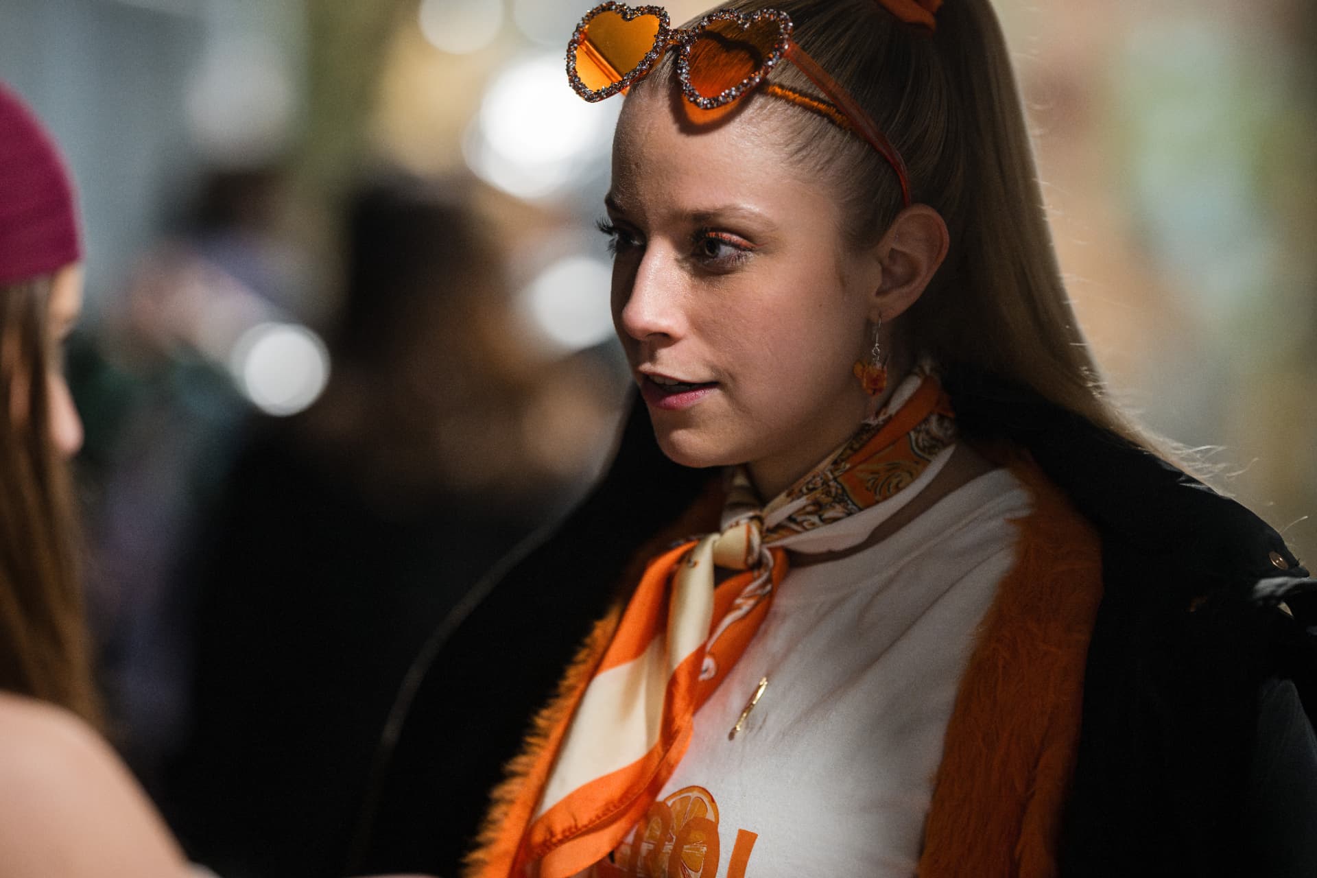 Fasnächtlerin mit Herzbrille in Orange