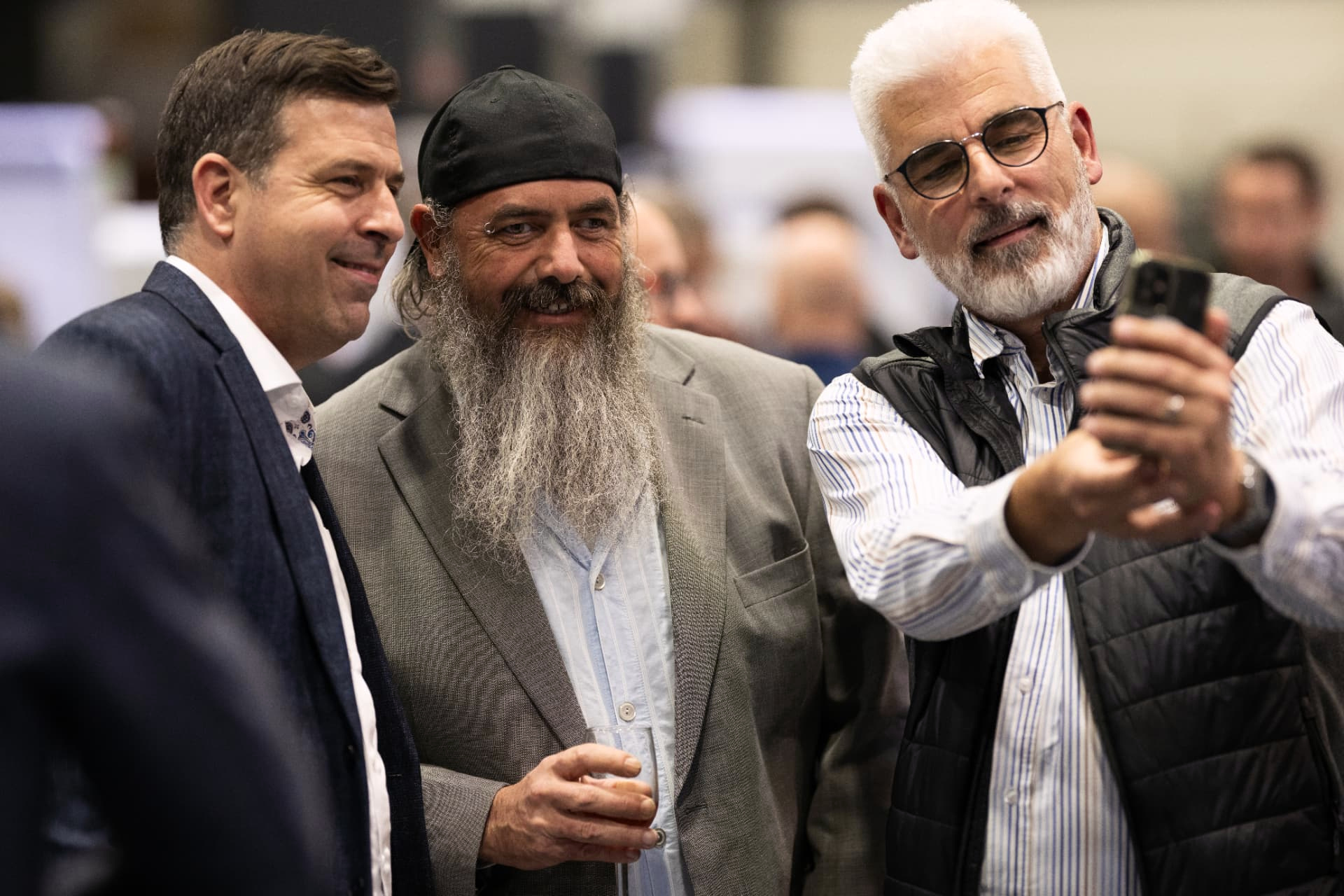 Drei Männer nehmen gemeinsam ein Selfie auf